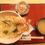 そば処 まる八 - 天丼で。とっても綺麗な色してました。油が、新しいものなんでしょう！