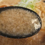 背脂らーめん宮本 - 背脂スープ。油多めで頼んでます(2016.2.24)