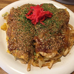 Hiroshima Fuu Okonomiyaki Mukago - 連れと注文したそば入りとうどん入りを半分ずつ盛り付けていただいたもの 2016年2月