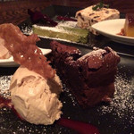 ラ・ブリーズ - デザート 左からリンゴ風味のクリームタルト フランス産栗を使ったアイスクリーム ガトーショコラ