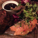 ラ・ブリーズ - 前菜盛り合わせ 左からキッシュっぽいもの フォアグラのテリーヌ サーモンのカルパッチョ 下には赤く色づいたポテサラ