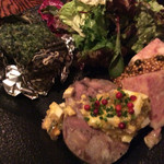 ラ・ブリーズ - 前菜盛り合わせ 左からサザエのグリル 猪の顔肉を冷やしてかためたもの パテドカンパーニュ