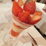 資生堂パーラー - 山口県産 花の海 イチゴ園 四星（よつぼし）のストロベリーパフェ