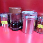 ラーメン二郎 - 卓上調味料