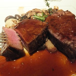 Hoku's - メインは2人用（我々の感覚では4人用）にサーブされるテンダーロインステーキ 