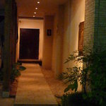 重厚な扉に続くエントランス