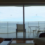 The Kahala Hotel & Resorts - ベランダのBrown Jordanの椅子はシンプルながら座り心地がよいデザイン。
      