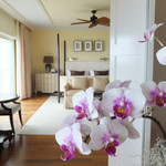 The Kahala Hotel & Resorts - リビングからベッドルームを臨む。天井ファンはリゾートホテルのお約束。