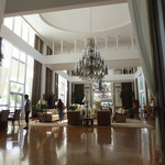 The Kahala Hotel & Resorts - 華やかなシャンデリアと重厚な家具。