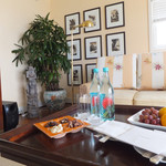 The Kahala Hotel & Resorts - リビングには毎日補充される新鮮なフルーツ。大粒だが種なしのブドウがいい。カハラ名物のチョコレートはウェルカムサービス。