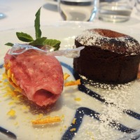 アロマフレスカ 名古屋 - Dolce：オレンジ風味のフォンダンショコラ　赤ワインのジェラート添え。