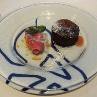 アロマフレスカ 名古屋 - Dolce：オレンジ風味のフォンダンショコラ　赤ワインのジェラート添え。