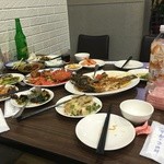 好小子海鮮店 - 宴も酣近くのテーブル