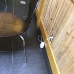 虎屋本店 - 許可を頂いて、虫除けの電源を抜きます。