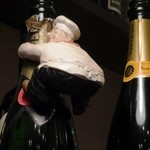 ビストロ サイトウ - ワインにまたがるおじさま。