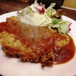 ビストロ サイトウ - こちらビーフカツ1,800円。ライスも付けられるとのことで、最初はそのまま食べようと思いましたが、あまりの美味しさに一口食べた後、ライスを追加。