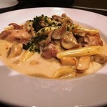 ビストロ サイトウ - 鶏とキノコのクリーム煮980円。こちらにトリュフ油を使用。