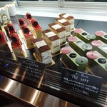 PATISSERIE LACROIX - ショーケース
      