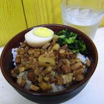 秋葉鶏排 - 魯肉飯は濃い目の味。