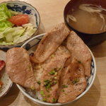 牛小屋 - トントロ丼（豚肉）税込７８０円