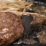赤坂 江戸桜 - ソースを掛けた石焼ハンバーグ　2016.2
