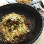 四川飯店 - ランチセット。今回は、汁なし担々麺と炒飯。