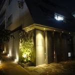 レフェルヴェソンス - 西麻布の路地裏に佇む幻想的な民家風の建物