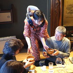 柳家 - 子供をおんぶしながらの給仕、これも素晴らしい