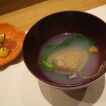 天ぷらあら木 - 蛤とホウレン草の潮汁　銀杏素揚げ