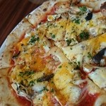 イタリア食堂amico - 栃尾産ひら茸とツナマヨのピッツァ半熟玉子のせ