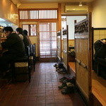 久呂無木 - カウンター5席、小上がり（テーブル）3卓のみのこじんまりとした店内