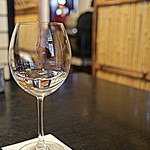 久呂無木 - 醸し人九平次 純米吟醸「愛知県名古屋市：萬乗醸造」はワイングラスで供される