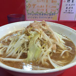 麺屋 桐龍 - らーめん 680円（税込）  アブラちょい増し、ニンニクちょい増し。  麺は自家製麺で300g。豚は厚いのが2枚。スープの味はちょっと塩気が多かったかな。