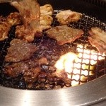 Yakiniku Rokufuku - 強火で両面をサッとレアで焼くのがおすすめ。
                        