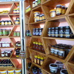 Queen Victoria Market - こちらのはちみつ店は外のお土産フロアー