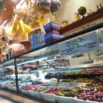 Queen Victoria Market - オリーブなどのデリ