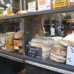 Queen Victoria Market - 並ぶのはシンプルなお食事パンです