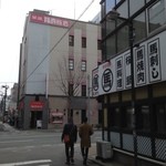 スパイス ラボ ブースト - お店出てから見た景色2人立ってる前が大正通り