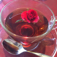 レストラン レジーナ - バラを浮かべた紅茶で優雅な気分