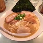 いつ樹 - 鯛塩ラーメン750円 味玉100円
・「海老」つけ麺の「五ノ神製作所」@新宿
・「銀だら」ラーメンの「五ノ神水産」@淡路町
これら2つの名店を排出した店だけあって期待値が高まります。

ここ本店は海老つけ麺と鯛塩ラーメン。

鯛塩ラーメン…あまり響かなかった。着丼の段階で相当魚臭い。食べているときはさほど気にならないものの、箸を休めるたびに臭い。これでは…。ちなみにスープは濃厚タイプながら後味はす