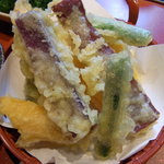うどん 彩蔵 - 人気の野菜天ぷら。あっ！紫いもが入ってる！