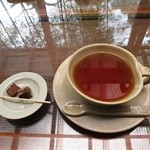 カフェ ササヤ - 紅茶　500円　（’’ｂ　外の景色の映り込みが美しいです（＾＾＠