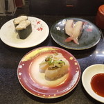 回し寿司 活 活美登利 - シマアジ　ツナサラダ　炙りホタテバジル