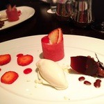 ベイラウンジ - ベリーとチーズのタルト、
      冷たいミルクコーヒーアイス、濃厚なチョコレートのムース