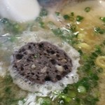 麺道昇憲 - 「溶岩ボール」投入　ジューっと煮だちます