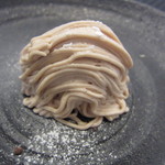 モンブランの中に、ほうじ茶アイス。