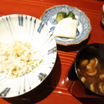 和しょく　えびはら - 小柱の土鍋炊込みご飯　なめこの赤出汁　香の物