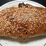 美味しいパンの店 Yamaguchi - ゴマとレーズンのライ麦(220円)