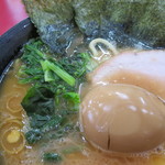 ラーメン 杉田家 - 青菜がシャキ感があってイイ感じでした！