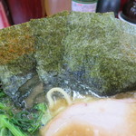 ラーメン 杉田家 - 海苔は風味は良いもののスープに浸すと弱い感じ